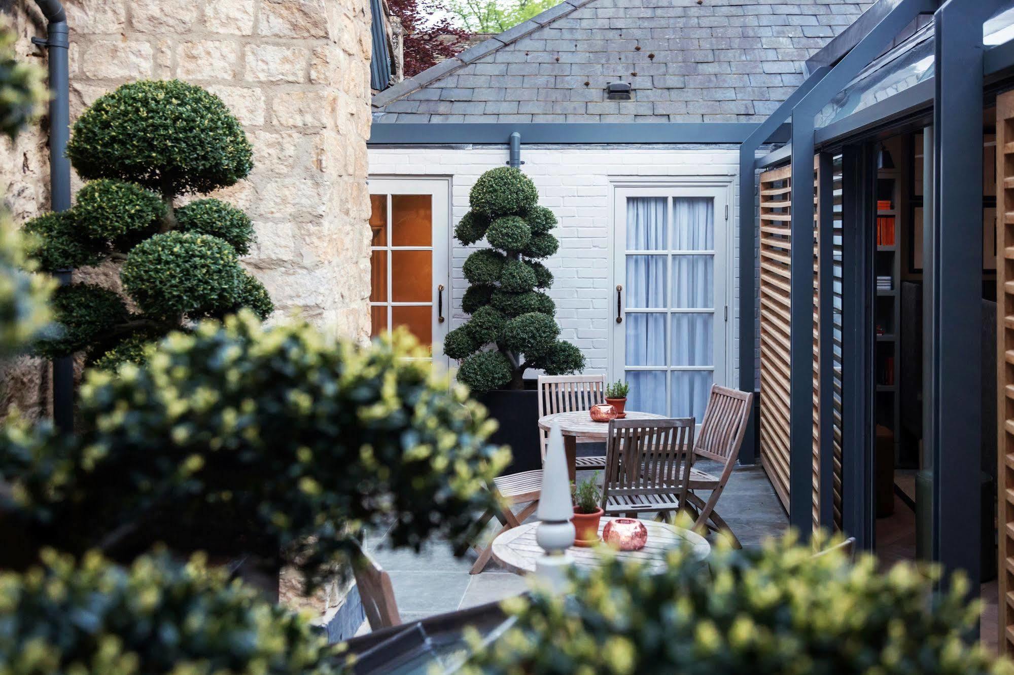 Old Parsonage Hotel Oxford Exterior foto The courtyard at the hotel
