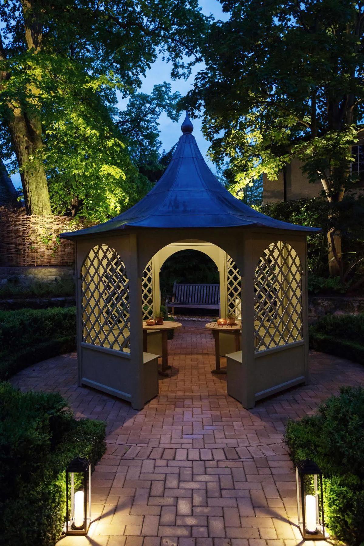 Old Parsonage Hotel Oxford Exterior foto The gazebo at night